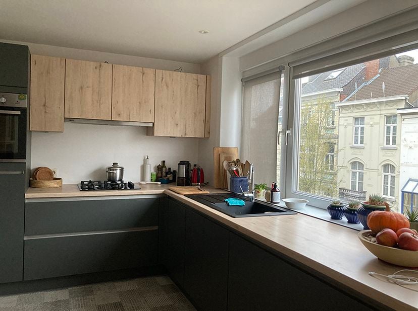 Lichtrijk appartement nabij Gent centrum én station Dampoort.&lt;br /&gt;
&lt;br /&gt;
Troeven:&lt;br /&gt;
- Vlotte bereikbaarheid&lt;br /&gt;
- Gunstig EPC&lt;br /&gt;
- Lichtrij